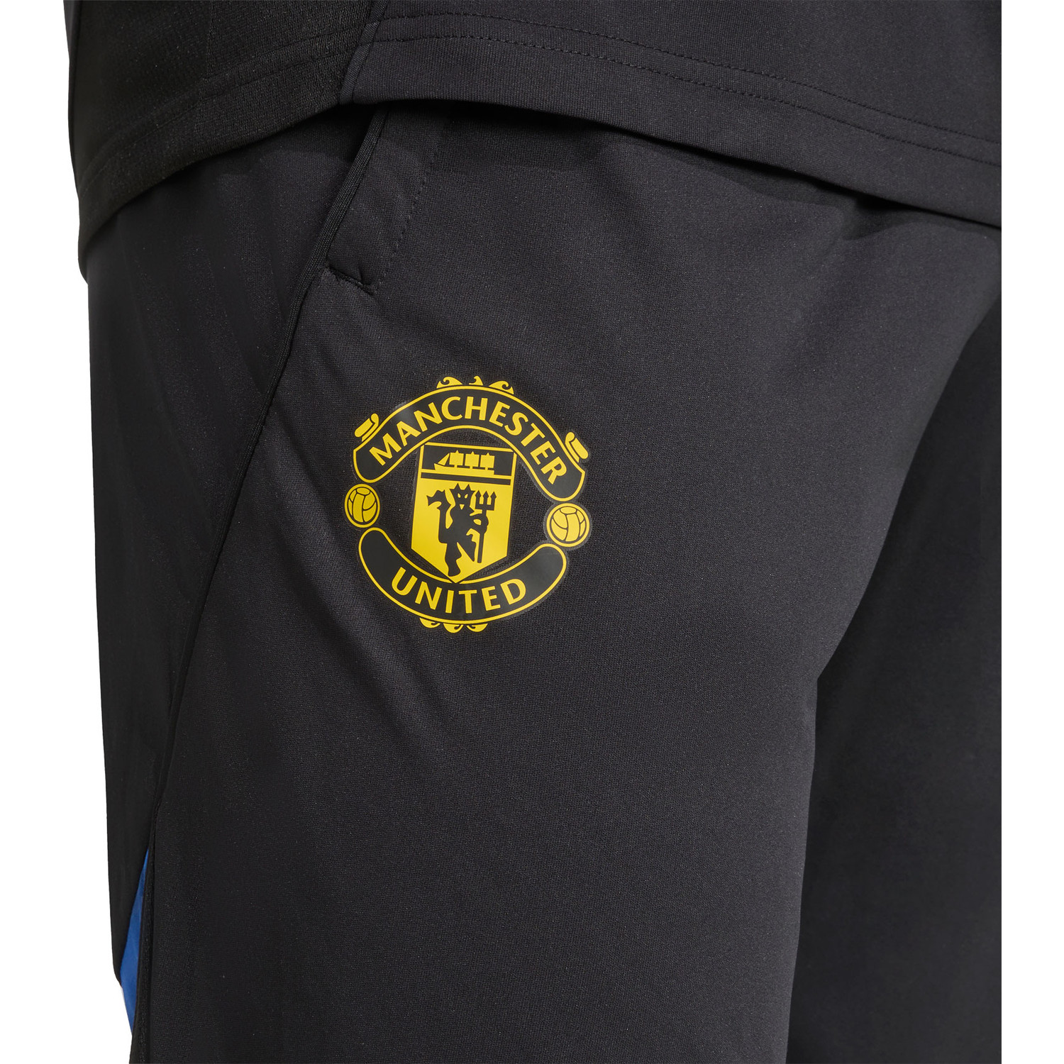adidas Manchester United Tracksuit - PassaSports.com adidas Manchester United Tracksuit - PassaSports.com