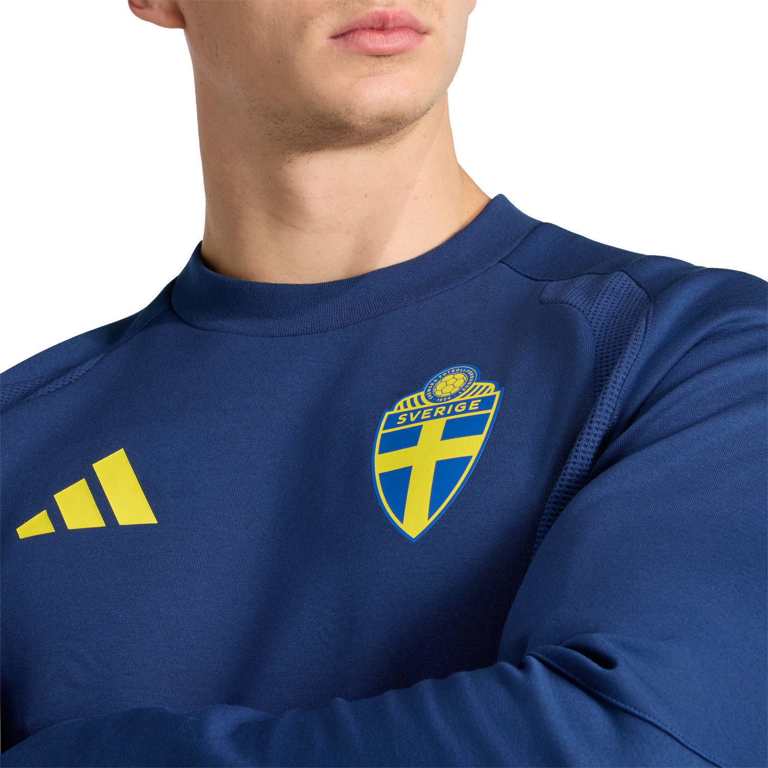 adidas SVERIGE ジャージ ワールドカップ adidas Sweden Tiro Travel Crew Top WC 2026 - PassaSports.com