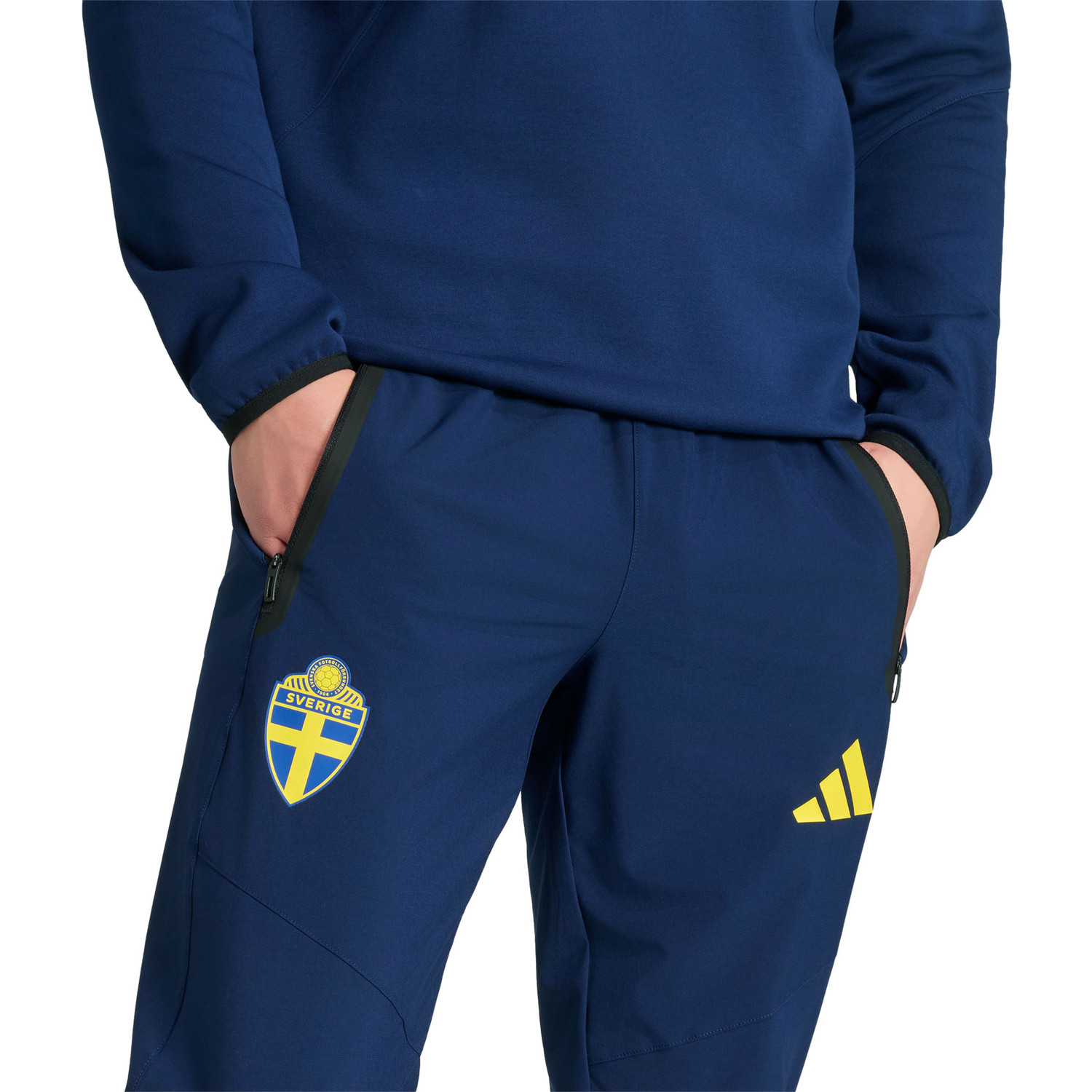adidas Sweden Tiro Travel Tracksuit WC 2026 - PassaSports.com
