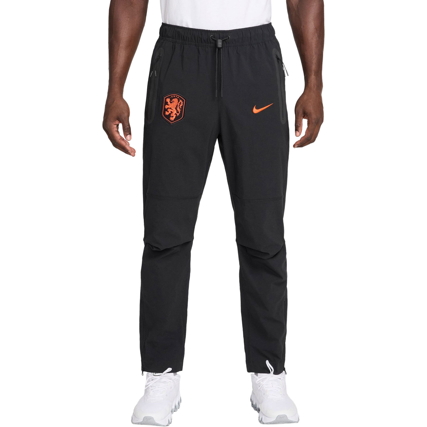 Nike Nederland Tech Woven Pant WK 2026 | Bij VoetbalDirect.nl