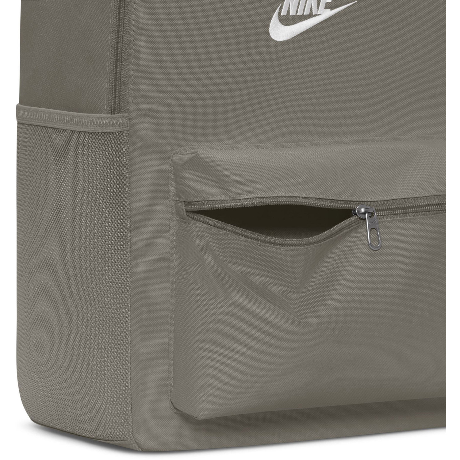 nike backpack for sale Black Brasilia Medium The trolley sleeve slides right over your luggage handle Nike GV Basketball Nike Medium