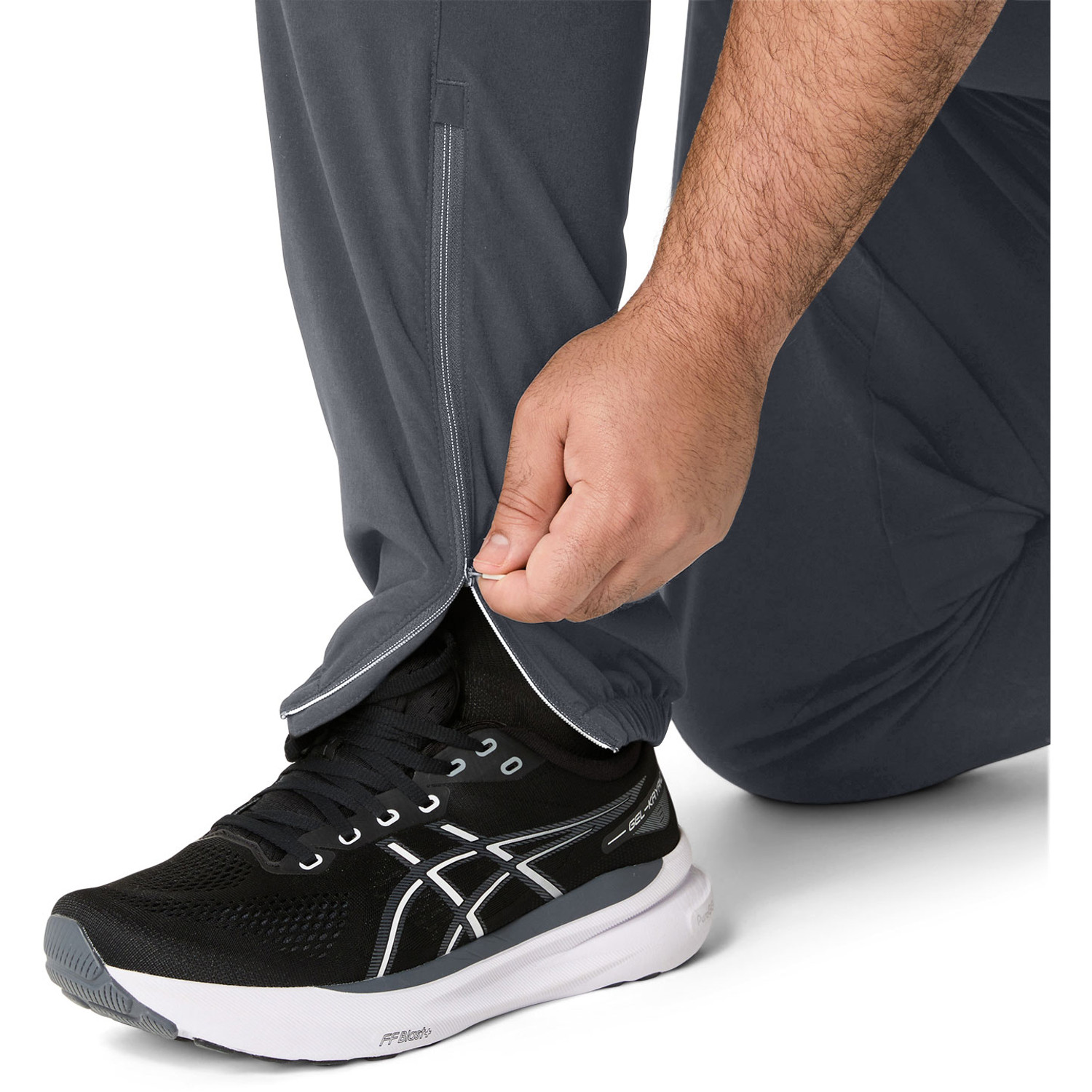 ASICS Core Woven Pants Men - PassaSports.com