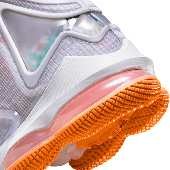 Nike LeBron 19