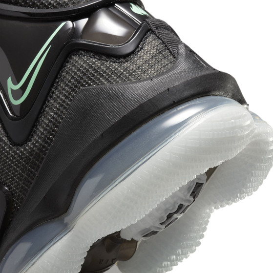 Nike LeBron 19