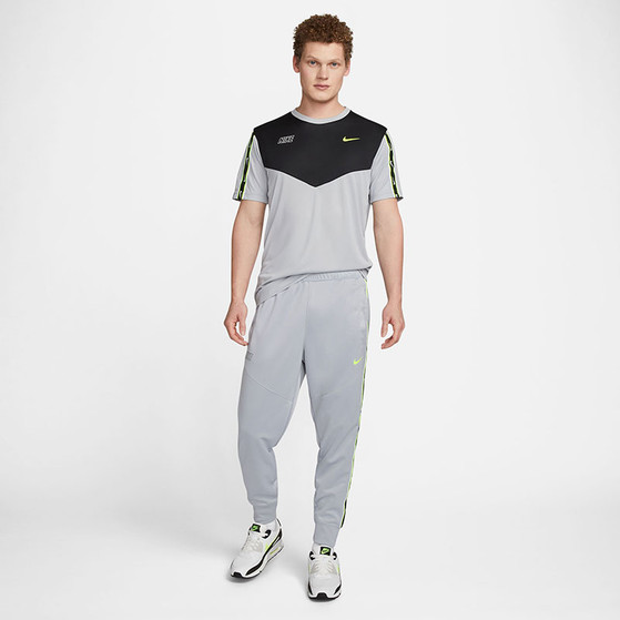 Nike Sportswear Repeat Tee