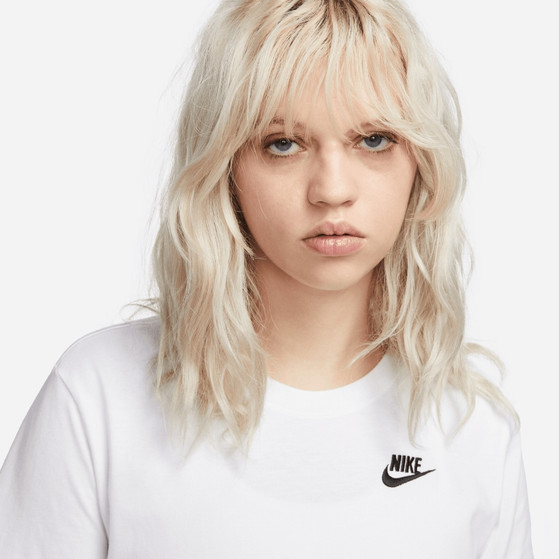 Nike One Sportswear Essential Tee