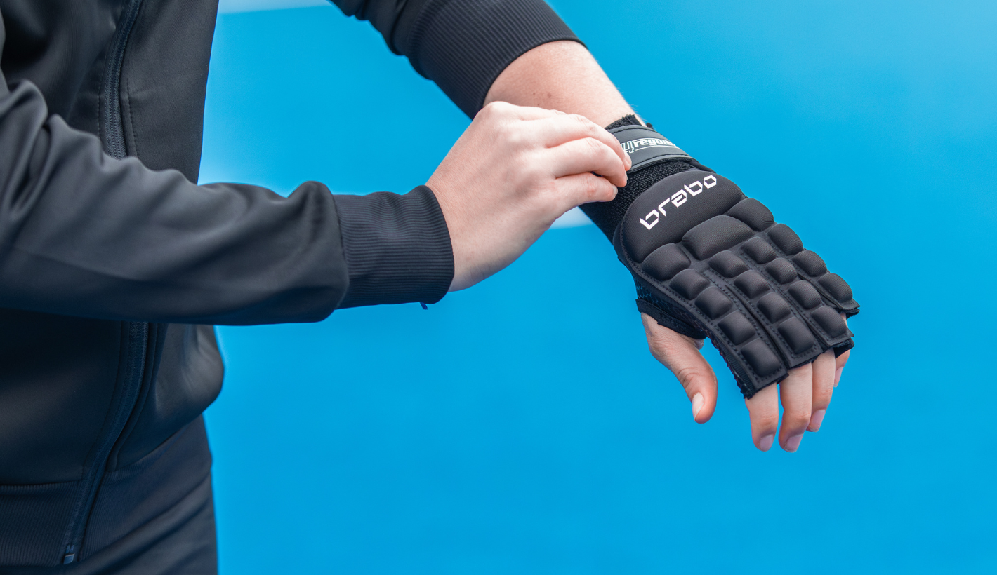 Waarom een hockey handschoen onmisbaar is op het veld!