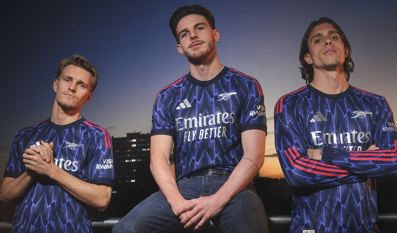 Arsenal presenteert uit en derde tenue voor seizoen 25/26