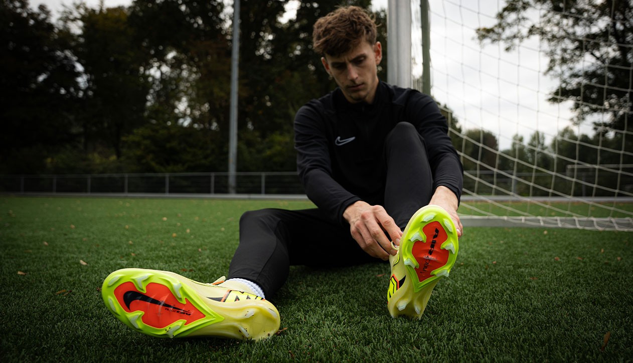 De juiste voetbalschoen voor elk veld