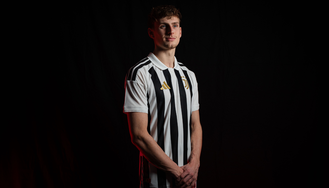 Juventus thuisshirt 2026/27: klassiek design met gouden details