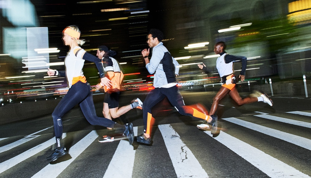 Own the night met Brooks Run Visible